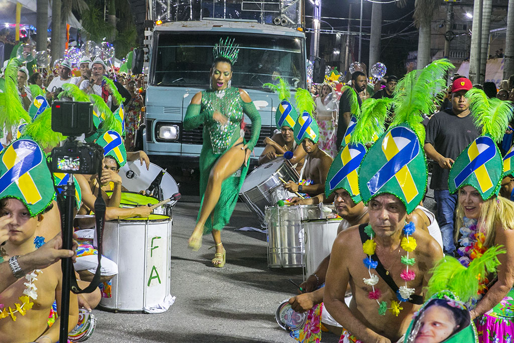 Carnaval Blocos Oficiais Levam Alegria E Homenagens Em Desfiles Na